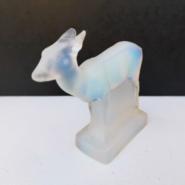 Statuette de biche en verre moulé , édition Etling. Verre opalescent. Ne possède plus son étiquette d'origine. Excellent état. Hauteur : 10 cm Longueur : 10 cm