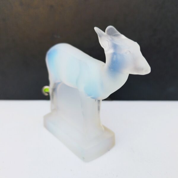 Statuette de biche en verre moulé , édition Etling. Verre opalescent. Ne possède plus son étiquette d'origine. Excellent état. Hauteur : 10 cm Longueur : 10 cm