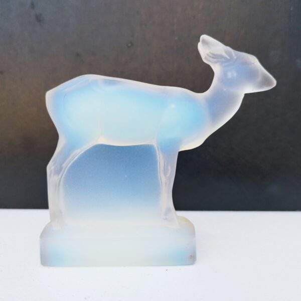 Statuette de biche en verre moulé , édition Etling. Verre opalescent. Ne possède plus son étiquette d'origine. Excellent état. Hauteur : 10 cm Longueur : 10 cm