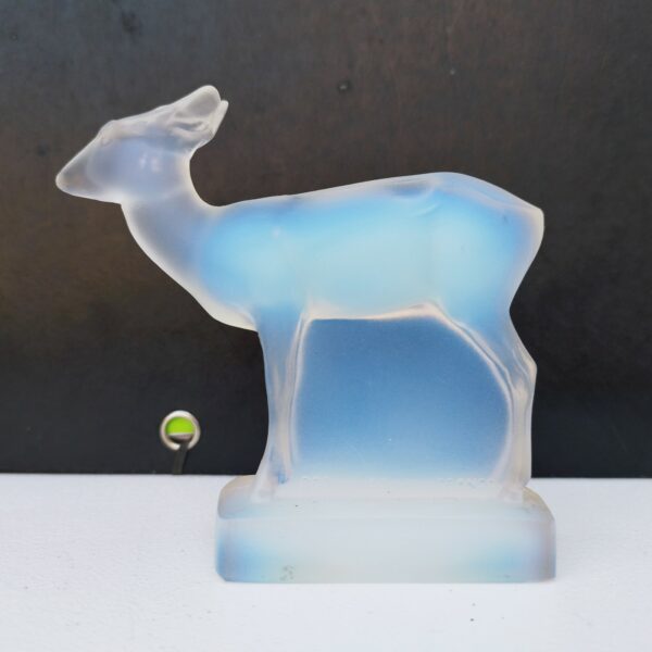 Statuette de biche en verre moulé , édition Etling. Verre opalescent. Ne possède plus son étiquette d'origine. Excellent état. Hauteur : 10 cm Longueur : 10 cm