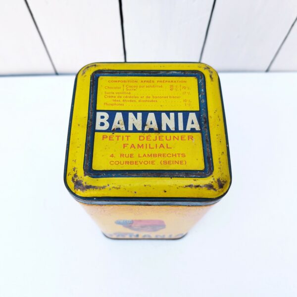 Boite en tôle peinte, publicitaire pour le chocolat Banania. Elles étaient à collectionner pour y mettre des pâtes, de la farine et celle ci du Sel. Des petites rayures et petits manques de peinture. Couvercle un peu cabossé  Bon état général Hauteur : 17 cm Dimensions : 9,5 x 9,5 cm