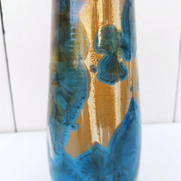 Grande bouteille en grès émaillé, par Matthieu Liévois. Dans les tons de bleus et or Signée sur le dessous Très bon état général Hauteur avec chapeau  : 35 cm