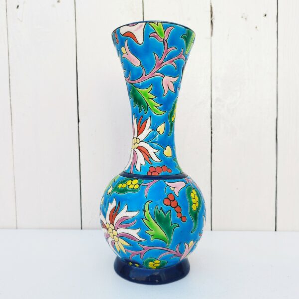 Vase en céramique de Longwy, à décor floral émaillé fait à la main. Cachet de la manufacture sur le dessous. Bon état général. Hauteur : 24 cm