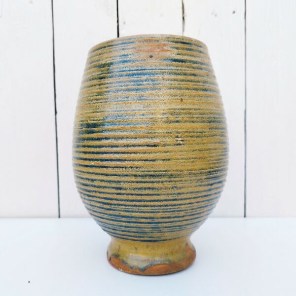 Vase ovoïde sur piédouche en grès vernissé strié. Des teintes de bleues dans les striures. Signé Pierre Pigaglio. Excellent état. Hauteur : 22 cm Diamètre : 11,5 cm