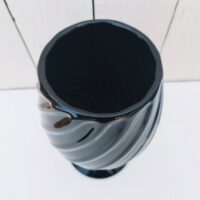 Vase en verre torsadé de couleur noire avec un décor abstrait beige doré, de la verrerie de Maure Vieil à mandelieu la Napoule. Signature sur le dessous. Excellent état. Hauteur : 23 cm Diamètre : 9 cm