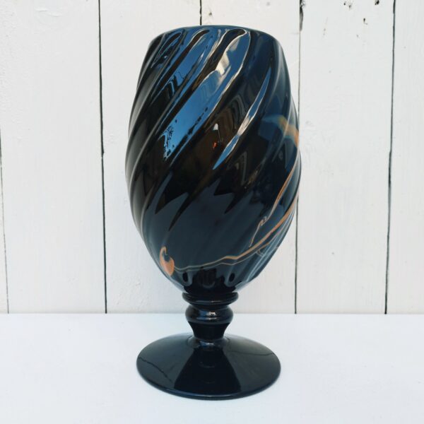 Vase en verre torsadé de couleur noire avec un décor abstrait beige doré, de la verrerie de Maure Vieil à mandelieu la Napoule. Signature sur le dessous. Excellent état. Hauteur : 23 cm Diamètre : 9 cm