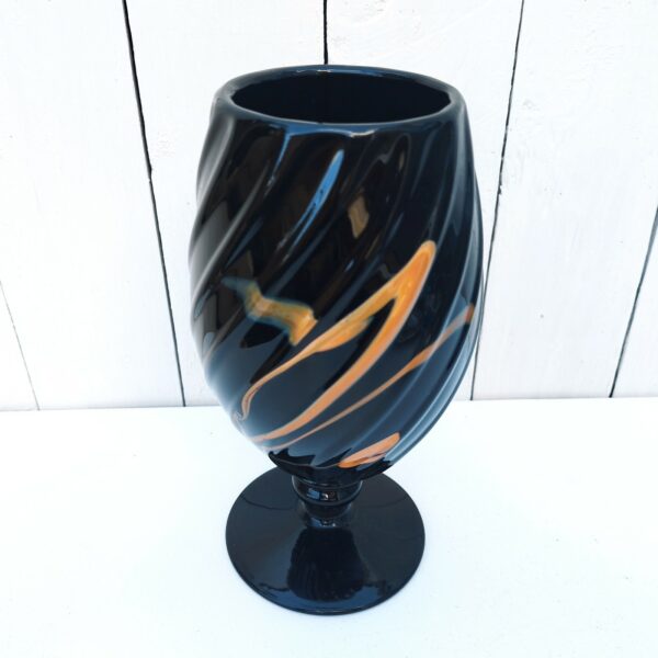 Vase en verre torsadé de couleur noire avec un décor abstrait beige doré, de la verrerie de Maure Vieil à mandelieu la Napoule. Signature sur le dessous. Excellent état. Hauteur : 23 cm Diamètre : 9 cm