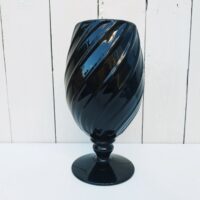 Vase en verre torsadé de couleur noire avec un décor abstrait beige doré, de la verrerie de Maure Vieil à mandelieu la Napoule. Signature sur le dessous. Excellent état. Hauteur : 23 cm Diamètre : 9 cm