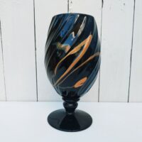 Vase en verre torsadé de couleur noire avec un décor abstrait beige doré, de la verrerie de Maure Vieil à mandelieu la Napoule. Signature sur le dessous. Excellent état. Hauteur : 23 cm Diamètre : 9 cm
