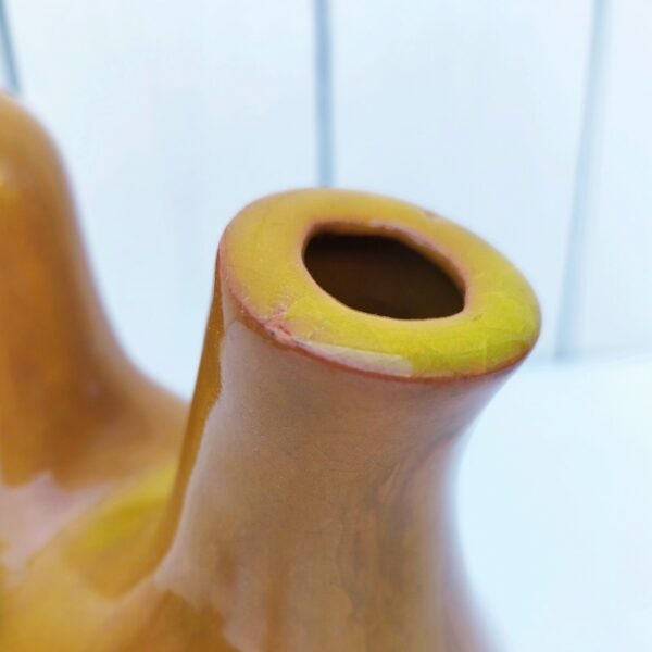 Gargoulette anthropomorphe à la forme d'oiseau, en céramique de couleur ocre avec une décor de coulures irisées noires. Vous pouvez aussi l'utiliser en vase sui vous le souhaitez Signe JP sur le dessous. Excellent état.