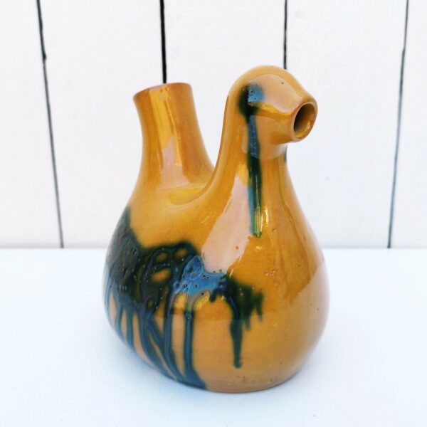 Gargoulette anthropomorphe à la forme d'oiseau, en céramique de couleur ocre avec une décor de coulures irisées noires. Vous pouvez aussi l'utiliser en vase sui vous le souhaitez Signe JP sur le dessous. Excellent état.