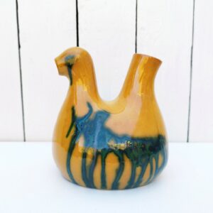 Gargoulette anthropomorphe à la forme d'oiseau, en céramique de couleur ocre avec une décor de coulures irisées noires. Vous pouvez aussi l'utiliser en vase sui vous le souhaitez Signe JP sur le dessous. Excellent état.