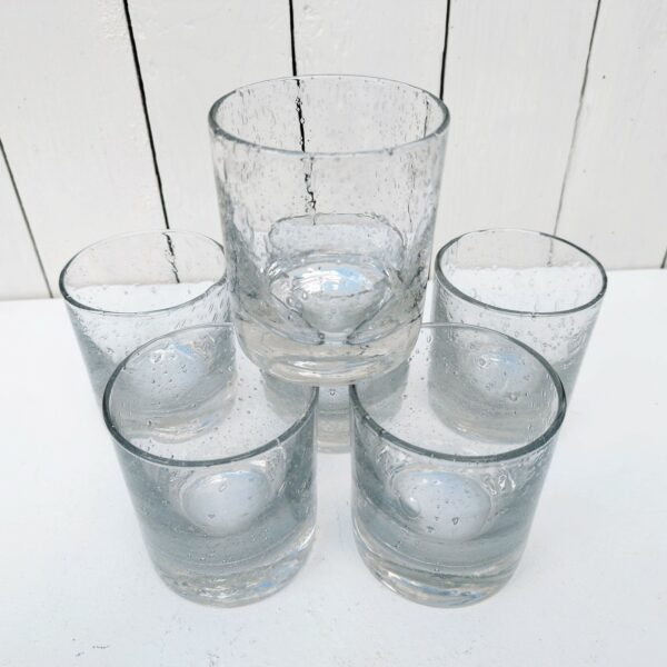 Six verre à porto ou liqueur en verre soufflé de la verrerie de Biot. Les bulles dans le verre sont typiques de cette manufacture. De très belle facture, ils sont assez lourd Très bon état. Hauteur : 11 cm Diamètre 5,5 cm