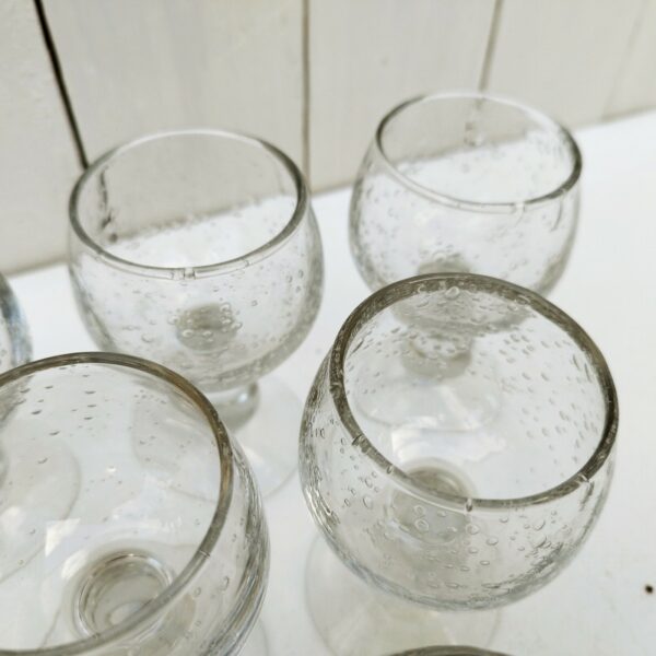 Six verre à porto ou liqueur en verre soufflé de la verrerie de Biot. Les bulles dans le verre sont typiques de cette manufacture. De très belle facture, ils sont assez lourd Très bon état. Hauteur : 11 cm Diamètre 5,5 cm