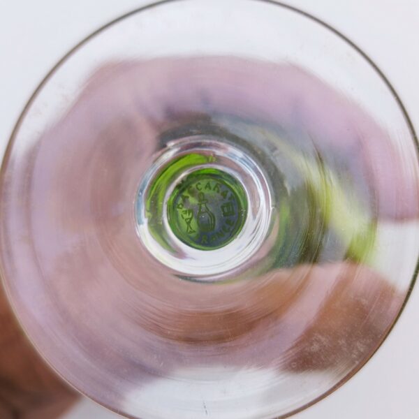 Six verres à vin blanc, en cristal de Baccarat à décor de frise ciselée ,très belle finesse des ciselures. Des petites taches sur les pieds. Bon état. Hauteur : 12,7 cm Diamètre : 5,5 cm