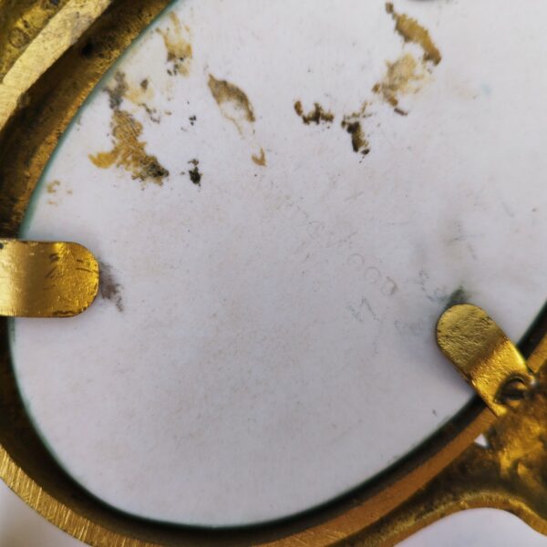 Paire d'appliques en bronze doré de style Louis XVI, médaillon wedgwood au centre au décor d'angelots musiciens. Un noeud ruban sur le haut. Une applique en cassée ( à faire restaurer), un trou de perçage sous le médaillon a été fait certainement pour la fixer solidement au mur. Dans leur jus. Hauteur : 41,5 cm Largeur : 29 cm Profondeur : 11, 5 cm