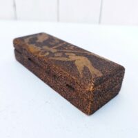Boite de rangement pour timbres, en bois à décor d'oiseaux. Quatre compartiments de rangements. Bon état général. Dimensions : 11,5 x 4 cm