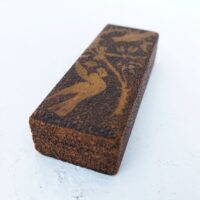 Boite de rangement pour timbres, en bois à décor d'oiseaux. Quatre compartiments de rangements. Bon état général. Dimensions : 11,5 x 4 cm