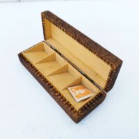 Boite de rangement pour timbres, en bois à décor d'oiseaux. Quatre compartiments de rangements. Bon état général. Dimensions : 11,5 x 4 cm