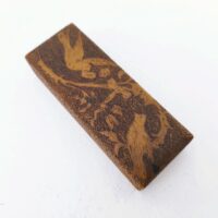 Boite de rangement pour timbres, en bois à décor d'oiseaux. Quatre compartiments de rangements. Bon état général. Dimensions : 11,5 x 4 cm
