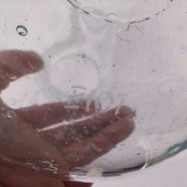 carafe en verre soufflé de la verrerie de Biot. Les bulles dans le verre sont typiques de cette manufacture. un cabochon avec le tampon Biot sur le devant. Très bon état. Hauteur : 17 cm