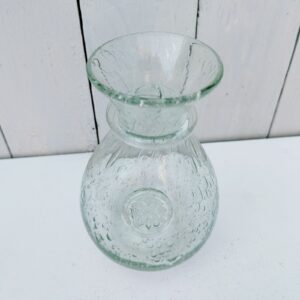 carafe en verre soufflé de la verrerie de Biot. Les bulles dans le verre sont typiques de cette manufacture. un cabochon avec le tampon Biot sur le devant. Très bon état. Hauteur : 17 cm
