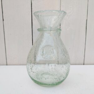 carafe en verre soufflé de la verrerie de Biot. Les bulles dans le verre sont typiques de cette manufacture. un cabochon avec le tampon Biot sur le devant. Très bon état. Hauteur : 17 cm