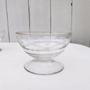 Huit coupes à champagne en cristal à décor de frise ciselée D'un plus bel effet sur une table. Très Bon état Hauteur  : 6 cm  diamètre : 9  cm