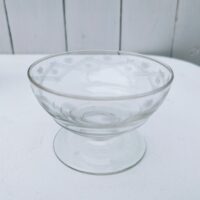 Huit coupes à champagne en cristal à décor de frise ciselée D'un plus bel effet sur une table. Très Bon état Hauteur  : 6 cm  diamètre : 9  cm