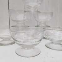 Huit coupes à champagne en cristal à décor de frise ciselée D'un plus bel effet sur une table. Très Bon état Hauteur  : 6 cm  diamètre : 9  cm