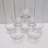 Huit coupes à champagne en cristal à décor de frise ciselée D'un plus bel effet sur une table. Très Bon état Hauteur  : 6 cm  diamètre : 9  cm