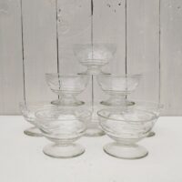 Huit coupes à champagne en cristal à décor de frise ciselée D'un plus bel effet sur une table. Très Bon état Hauteur  : 6 cm  diamètre : 9  cm