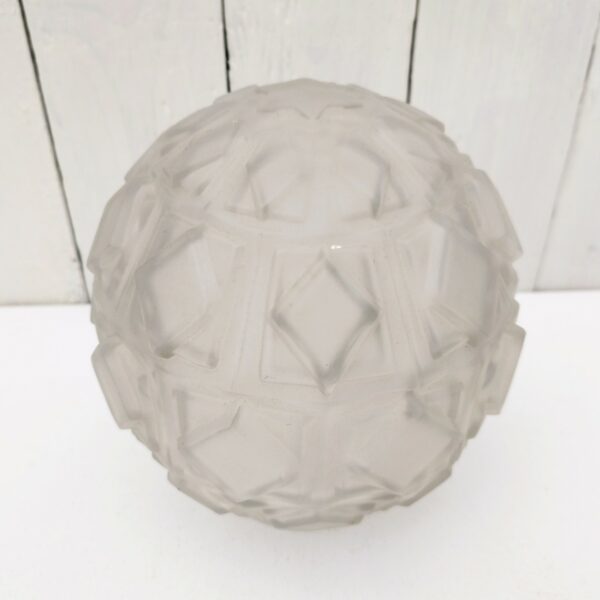 Globe en verre art déco au décor géométrique . Bon état. Hauteur: 18 cm. Diamètre col : 8,5 cm
