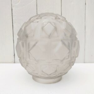 Globe en verre art déco au décor géométrique . Bon état. Hauteur: 18 cm. Diamètre col : 8,5 cm