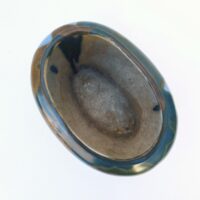 Jardinière ou cache pot en grès de Puisaye, par Léon Pointu. Décor flammé dans les tons bleus avec coulures noires irisées . Signée sur le dessous. Très bon état. Hauteur : 16 cm Longueurs max : 27 cm largeur max : 17 cm
