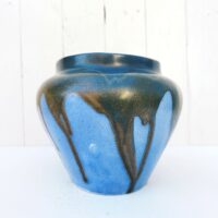 Jardinière ou cache pot en grès de Puisaye, par Léon Pointu. Décor flammé dans les tons bleus avec coulures noires irisées . Signée sur le dessous. Très bon état. Hauteur : 16 cm Longueurs max : 27 cm largeur max : 17 cm