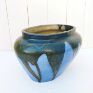Jardinière ou cache pot en grès de Puisaye, par Léon Pointu. Décor flammé dans les tons bleus avec coulures noires irisées . Signée sur le dessous. Très bon état. Hauteur : 16 cm Longueurs max : 27 cm largeur max : 17 cm