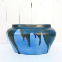 Jardinière ou cache pot en grès de Puisaye, par Léon Pointu. Décor flammé dans les tons bleus avec coulures noires irisées . Signée sur le dessous. Très bon état. Hauteur : 16 cm Longueurs max : 27 cm largeur max : 17 cm