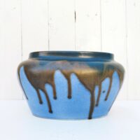 Jardinière ou cache pot en grès de Puisaye, par Léon Pointu. Décor flammé dans les tons bleus avec coulures noires irisées . Signée sur le dessous. Très bon état. Hauteur : 16 cm Longueurs max : 27 cm largeur max : 17 cm