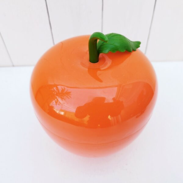 Pomme à glaçons de la marque Somm de couleur orange, possède sa feuille d'origine.Une vraie icône des années 70. Rayures et traces d'usage. Très bon état général. Hauteur avec la queue de la pomme : ~1 cm Diamètre : 14,5 cm