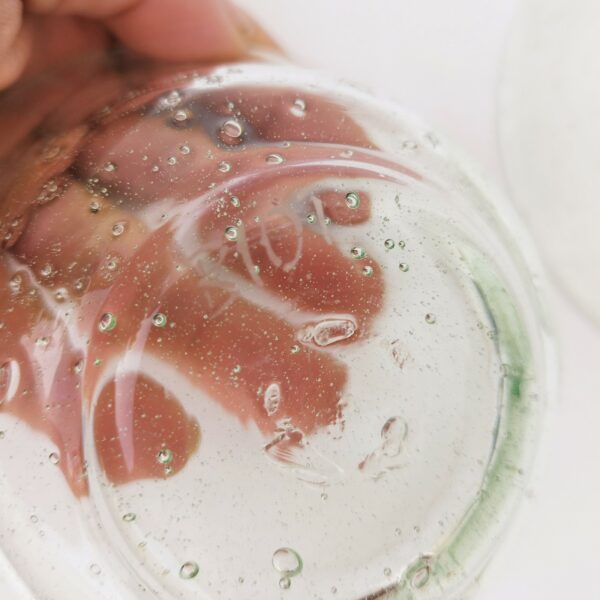 Paire de coupelles en verre soufflé de la verrerie de Biot. Les bulles dans le verre sont typiques de cette manufacture. Signés biot sur le dessous Très bon état. Hauteur : 6 cm Diamètre : 12 cm