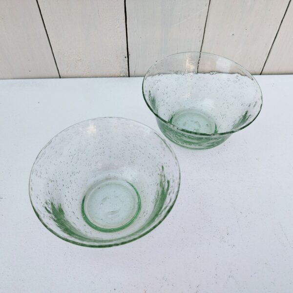 Paire de coupelles en verre soufflé de la verrerie de Biot. Les bulles dans le verre sont typiques de cette manufacture. Signés biot sur le dessous Très bon état. Hauteur : 6 cm Diamètre : 12 cm