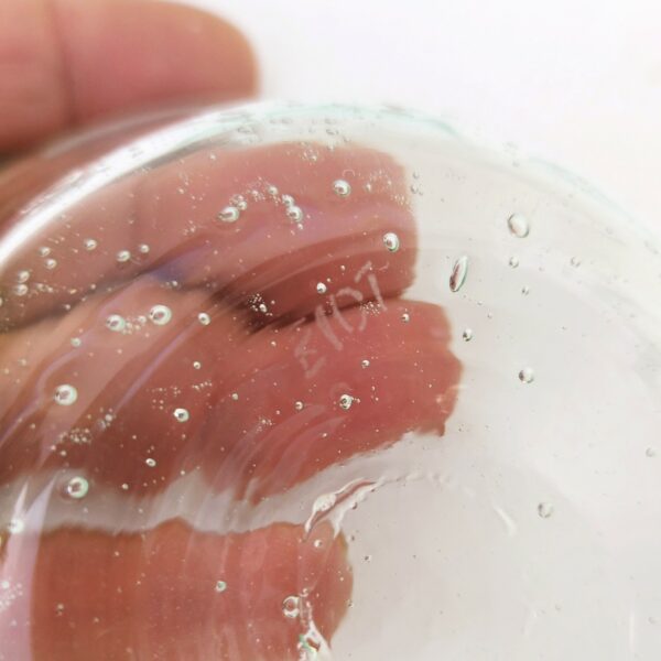 Six ramequins en verre soufflé de la verrerie de Biot. Les bulles dans le verre sont typiques de cette manufacture. Signés biot sur le dessous Très bon état. Hauteur : 4 cm Diamètre : 11,5 cm