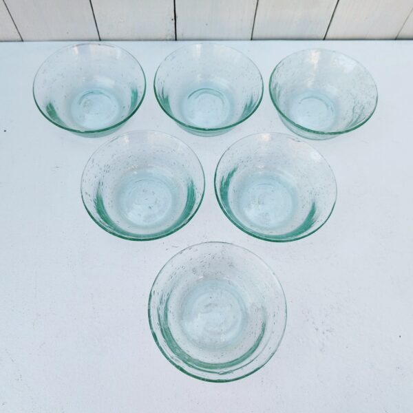 Six ramequins en verre soufflé de la verrerie de Biot. Les bulles dans le verre sont typiques de cette manufacture. Signés biot sur le dessous Très bon état. Hauteur : 4 cm Diamètre : 11,5 cm