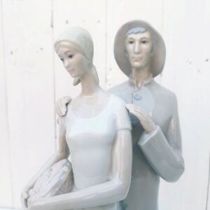 Statuette en porcelaine d'Espagne, possiblement LLadro. Représentant un pêcheur et sa femme portant la pêche au marché. Tons très doux dans le gris-vert. Excellent état. Hauteur : 33 cm