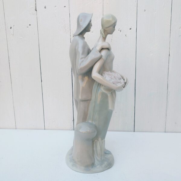 Statuette en porcelaine d'Espagne, possiblement LLadro. Représentant un pêcheur et sa femme portant la pêche au marché. Tons très doux dans le gris-vert. Excellent état. Hauteur : 33 cm