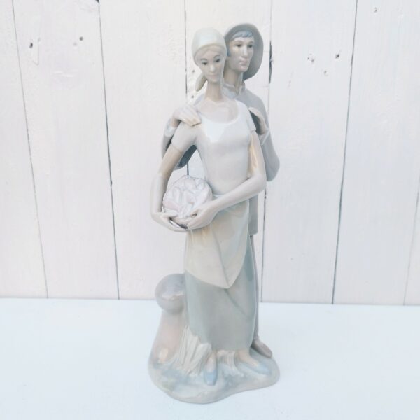 Statuette en porcelaine d'Espagne, possiblement LLadro. Représentant un pêcheur et sa femme portant la pêche au marché. Tons très doux dans le gris-vert. Excellent état. Hauteur : 33 cm