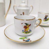  Service à café en porcelaine, dînette pour enfant. Composé d'une cafetière; d'un sucrier, d'un pot à lait et de quatre tasses + soucoupes. Décor d' animaux. Liseré doré. Une micro égrenure sur le rebord de deux tasses et sur l'intérieur d'un couvercle Bon état général Hauteur cafetière avec couvercle : 12,5 cm