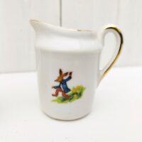  Service à café en porcelaine, dînette pour enfant. Composé d'une cafetière; d'un sucrier, d'un pot à lait et de quatre tasses + soucoupes. Décor d' animaux. Liseré doré. Une micro égrenure sur le rebord de deux tasses et sur l'intérieur d'un couvercle Bon état général Hauteur cafetière avec couvercle : 12,5 cm