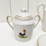 Jewelkeeper - Service à Thé en Porcelaine avec Panier pour Petites Filles, Dînette pour Enfants